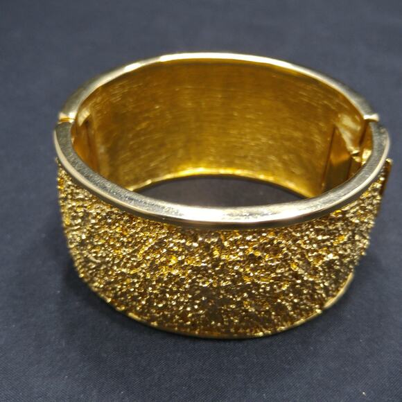 Vintage Wide Textured Gold Cuff Bracelet, Hinged Clasp, 1980s - Picture 3 of 10